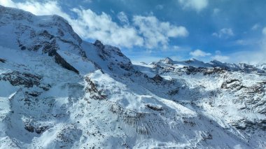 İsviçre 'de Zermatt' tan Klein Matterhorn 'a Trockener Steg dağ istasyonu üzerinden kablolu araba.