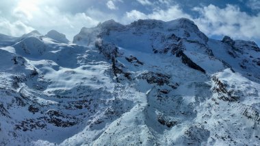 İsviçre 'deki Klein Matterhorn' daki buzulun hava görüntüsü. Arka planda Matterhorn Dağı.
