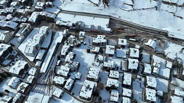 Zermatt kasabasındaki hava tren istasyonu. İsviçre 'nin Valais kantonundaki İHA panoramik görüntüsü.
