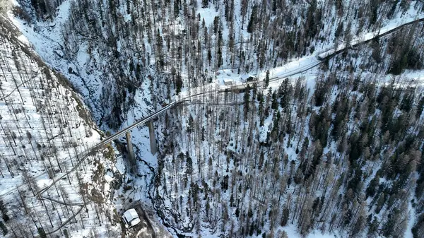 Findelbach köprüsü Zermatt, Valais, İsviçre Alpleri, İsviçre, İsviçre, Avrupa 'daki Gornergrat Bahn' deki Findelbach tren istasyonuna yakın..