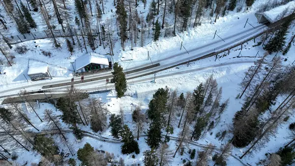 Gornergrat tren istasyonunun Zermatt, Valais, İsviçre 'deki Findelbach Şelalesi ve derin bir vadi üzerindeki köprünün yakınındaki hava Findelbach tren istasyonu..