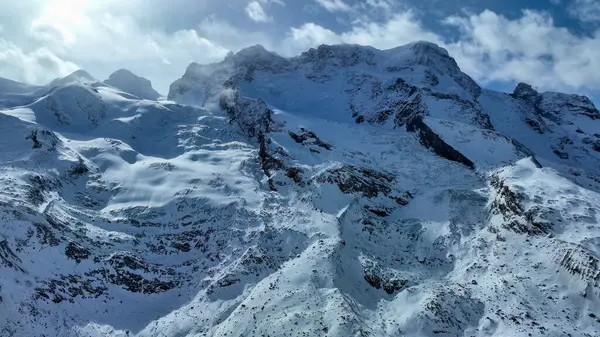 İsviçre 'deki Klein Matterhorn' daki buzulun hava görüntüsü. Arka planda Matterhorn Dağı.