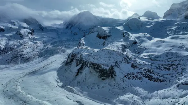 İsviçre, Avrupa 'daki Alplerdeki güzel bir Gorner buzulunun havadan görünüşü, Gornergrat gözlemevinden bir manzara. Grenzgletscher, Monte Rosa Massiv, Gornergletscher.