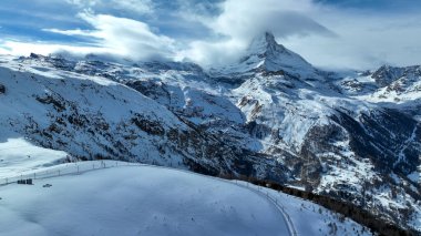 Gornergrat Bahn demiryolunun panoramik manzarası güneşli bir kış gününde Zermatt 'ta Matterhorn Dağı' nın doruk noktasındaki zirve istasyonuna tırmanıyor. İsviçre Alpleri ve İsviçre seyahati.