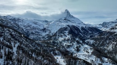 İsviçre Alpleri 'ndeki güzel kar Kafkas dağları.