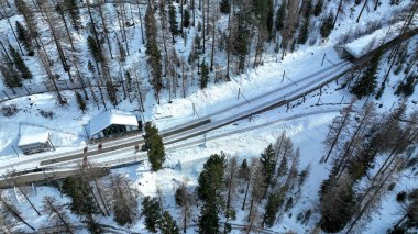 Gornergrat tren istasyonunun Zermatt, Valais, İsviçre 'deki Findelbach Şelalesi ve derin bir vadi üzerindeki köprünün yakınındaki hava Findelbach tren istasyonu..