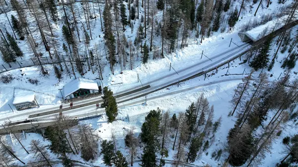 Gornergrat tren istasyonunun Zermatt, Valais, İsviçre 'deki Findelbach Şelalesi ve derin bir vadi üzerindeki köprünün yakınındaki hava Findelbach tren istasyonu..