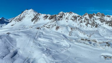Kış aylarında Yukarı Engadin 'deki Piz Nair' e telgraf çek. İsviçre Alplerinde açık mavi gökyüzü ile güneşli bir gün.