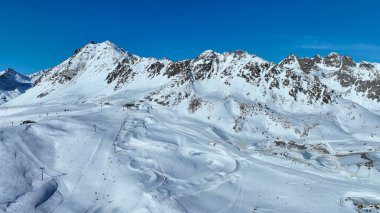 Kış aylarında Yukarı Engadin 'deki Piz Nair' e telgraf çek. İsviçre Alplerinde açık mavi gökyüzü ile güneşli bir gün.