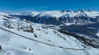 Kış mevsiminde Corviglia 'dan Sankt Moritz manzarası. Güneşli bir kış günü Alpler 'de, Sankt Moritz ve Silvaplana köyünün yakınlarındaki karlı dağlar..