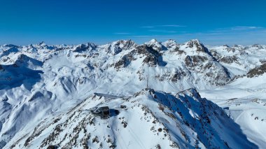 Kışın mavi gökyüzü olan Piz Nair teleferik istasyonu. St. Moritz, Graubunden, İsviçre yakınlarındaki ünlü turizm merkezi..