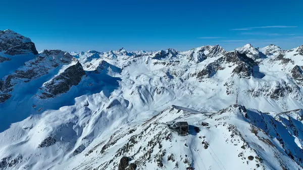 Piz Nair dağının İsviçre ulusal parkındaki hava manzarası. İsviçre 'nin Zernez kentindeki karlı Alpler manzarası.