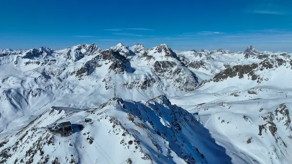 Piz Nair dağının İsviçre ulusal parkındaki hava manzarası. İsviçre 'nin Zernez kentindeki karlı Alpler manzarası.