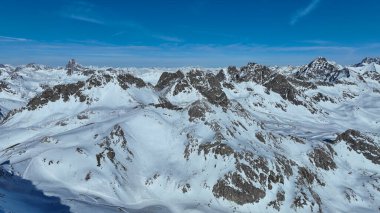 İngiliz kayak merkezinde kar dağları ve mavi gökyüzü, Saint Moritz.