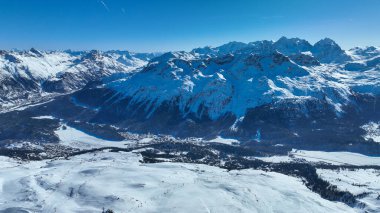Corviglia 'da kayak pisti, St. Moritz' e bakan, Graubunden kantonu, İsviçre.