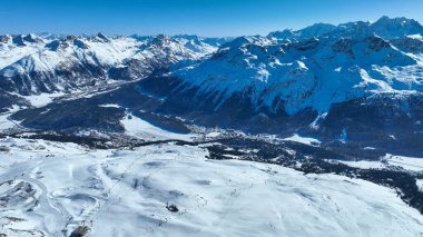 Kışın Santk Moritz kasabası ve gölü. Engadin, İsviçre.
