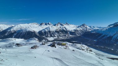 Corviglia 'da kayak pisti, St. Moritz' e bakan, Graubunden kantonu, İsviçre.