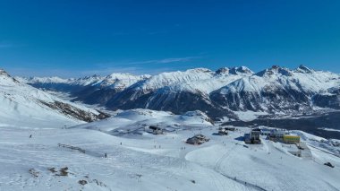 St. Moritz İsviçre 'deki Corviglia' da güzel bir kayak yamacı..
