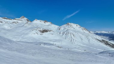 Dağları ve kayak yamaçlarını kaplayan karlı hava aracı görüntüsü, Engadin, İsviçre.