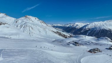Dağları ve kayak yamaçlarını kaplayan karlı hava aracı görüntüsü, Engadin, İsviçre.