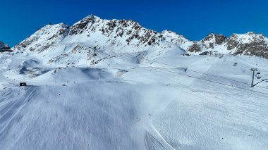 Gondol kaldırma. Engadin kayak merkezindeki kayak kabini. Uzakta Piz Nair dağı var. Kış snowboard ve kayak konsepti,