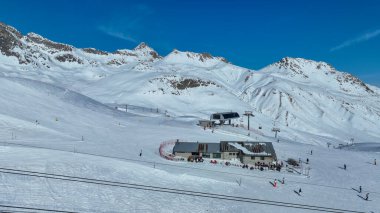 Dağları ve kayak yamaçlarını kaplayan karlı hava aracı görüntüsü, Engadin, İsviçre.