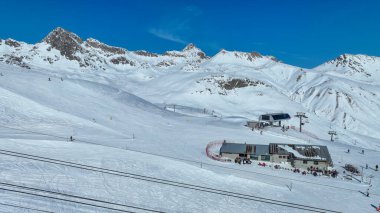 Corviglia kayak alanı. İsviçre 'nin Upper Engadine kentindeki kış sporları merkezi Kerevina-Schlarigna. Kros ve kayak alanı Corviglia.