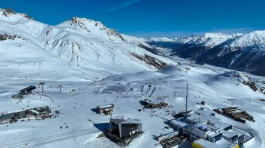 Corviglia kayak alanı. İsviçre 'nin Upper Engadine kentindeki kış sporları merkezi Kerevina-Schlarigna. Kros ve kayak alanı Corviglia.