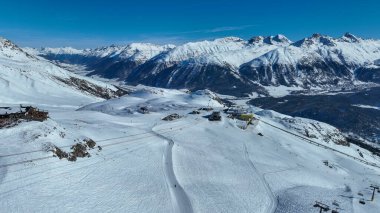 Saint Moritz 'deki kayak merkezi Engandin' deki dağ yamaçlarının insansız hava aracı görüntüsü..