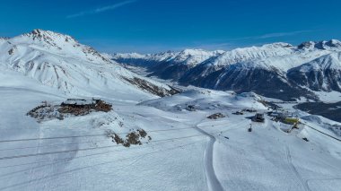 Corviglia kayak alanı. İsviçre 'nin Upper Engadine kentindeki kış sporları merkezi Kerevina-Schlarigna. Kros ve kayak alanı Corviglia.
