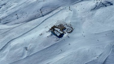 Alplerin tepesindeki kayak merkezi restoranı, hava manzaralı..