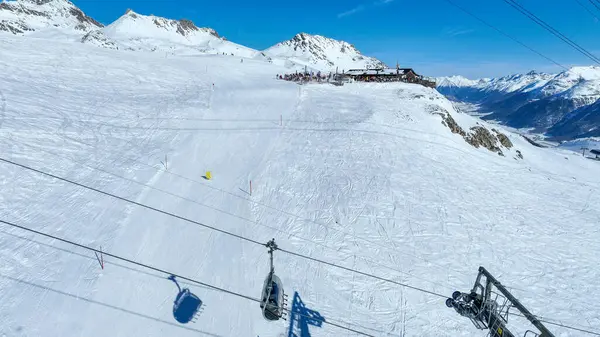İnsanlar kış sporları merkezinde kayak asansöründe. Seyahat ve tatil konsepti. Merkez kabine odaklan.