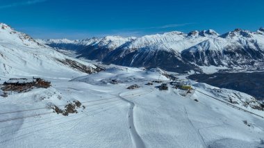 Gondol kaldırma. Engadin 'deki kayak merkezindeki dağ sırtlı teleferik kulübesi. Kış snowboard ve kayak konsepti.