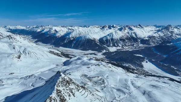 Corviglia 'dan Kereviz havaalanına bak. St. Moritz 'in Motor Havaalanı' nın kış mevsiminde havadan çekilmiş görüntüleri..