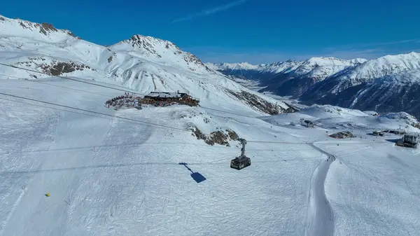 Bir teleferik Piz Nair 'den St. Moritz' deki bir vadiye iniyor..