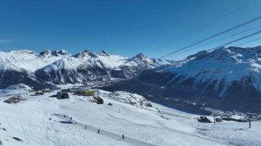 Bir teleferik Piz Nair 'den St. Moritz' deki bir vadiye iniyor.