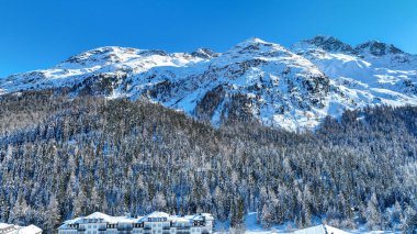 İngiliz kayak merkezinde kar dağları ve mavi gökyüzü, Saint Moritz.