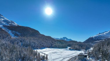 Bernina Massif, Yukarı Lokomotif, İsviçre 'nin büyüleyici buzullar dünyasına güneş ışınları vuruyor..