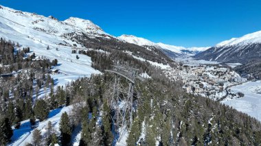 St. Moritz kış manzarası. St. Moritz 'de soğuk. İsviçre 'deki St. Moritz binalarına bakın..