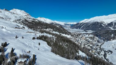 Saint Moritz 'de sabah. İsviçre 'de kış mevsiminde Sankt Moritz Vadisi manzarası.