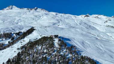 Karla kaplı kayak pistleri, Corviglia asansör istasyonu, Corviglia 'da kayak pisti. St. Moritz manzaralı, Graubunden kantonu, İsviçre.