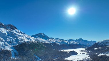 Bernina Massif, Yukarı Lokomotif, İsviçre 'nin büyüleyici buzullar dünyasına güneş ışınları vuruyor..