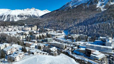 St. Moritz kasabasındaki teleferik istasyonunun görüntüsü var. İsviçre 'deki Motor Vadisi' nde kayak merkezi..