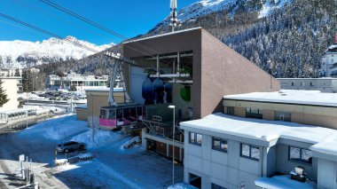 St. Moritz kasabasındaki teleferik istasyonunun görüntüsü var. İsviçre 'deki Motor Vadisi' nde kayak merkezi..