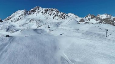 Saint 'deki Engadin kayak merkezinde teleferik gezisi. Moritz. Gondol, Piz Nair 'den vadiye iniyor. İsviçre 'nin güzel doğası.