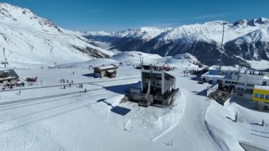 Kablolu teleferik Corviglia kayak alanına geliyor. İsviçre 'nin Upper Engadine kentindeki kış sporları merkezi Kerevina-Schlarigna. Kros ve kayak alanı Corviglia.