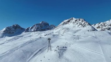 Piz Nair dağının İsviçre ulusal parkındaki hava manzarası. İsviçre 'nin Zernez kentindeki karlı Alpler manzarası.