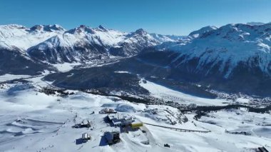 St Moritz, İsviçre: İsviçre 'nin Kanton Graubunden kentinde bulunan Engadine vadisinde bulutlu bir kış gününde Saint Moritz kayak merkezi köyünün ve donmuş gölün insansız hava aracı fotoğrafları