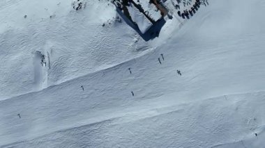 Ingiliz kayak merkezi Saint Moritz 'de beyaz bir dağ yamacında kayak yapan insanlar. hava görünümü.