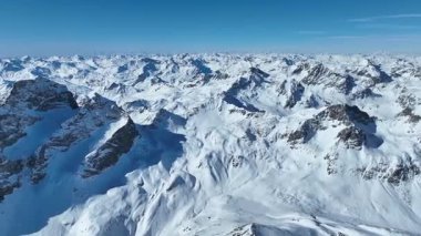Nefes kesici dağ manzarası, yüksek tepelerde taze kış karı. İsviçre hava aracı. Yüksek karlı dağ zirveleri. dağlık bölgeler.